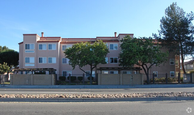 Foto del edificio - Evergreen Condominiums