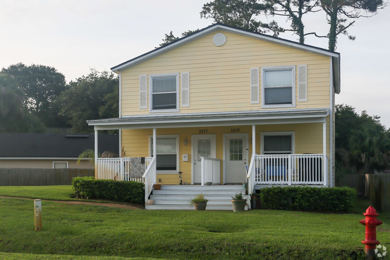 Building Photo - 2217 Pine Pl