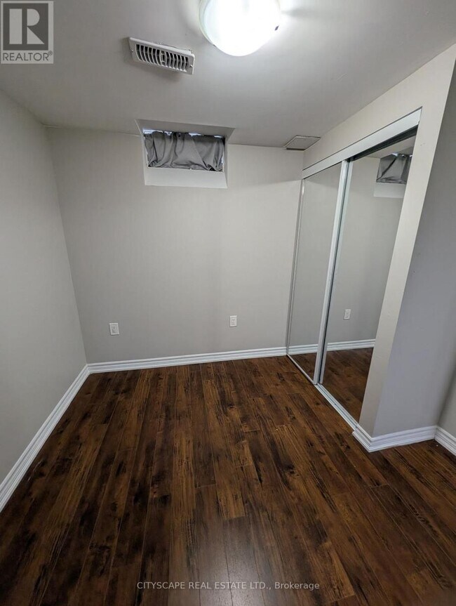 Photo du bâtiment - 90 Maddybeth Crescent