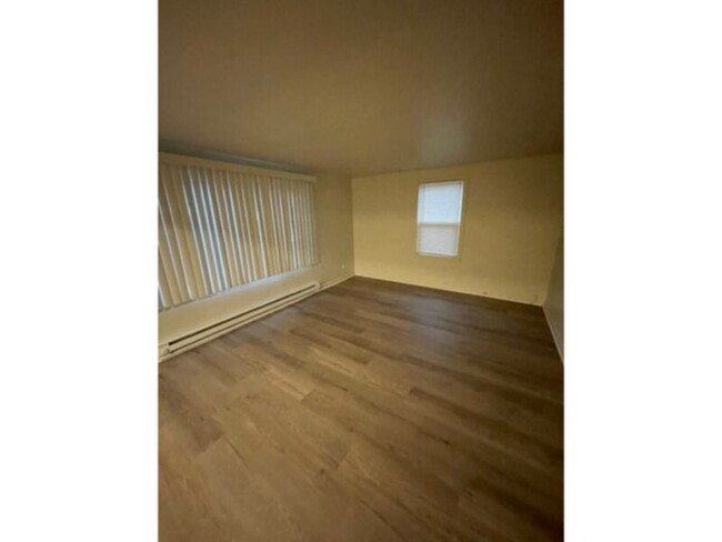 Building Photo - Large updated one-level one bedroom duplex...