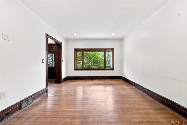 Foto del edificio - 304 W Delavan Ave