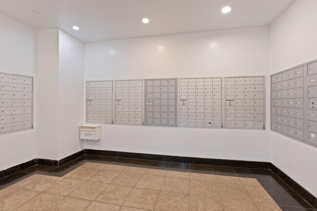 Foto del edificio - 270 Marin Blvd