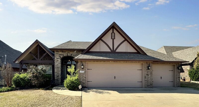 Primary Photo - 1423 E Washington Pl