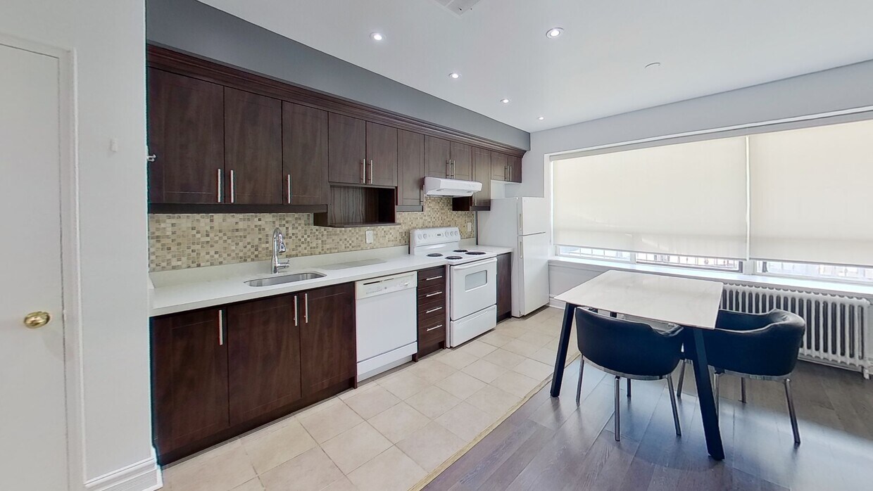 Primary Photo - 710 Spadina Ave.