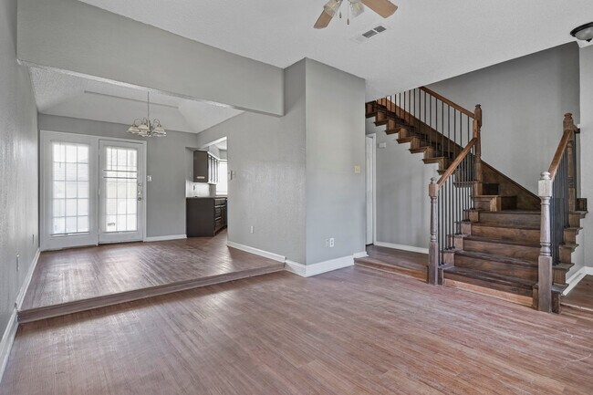 Building Photo - 804 Custer St