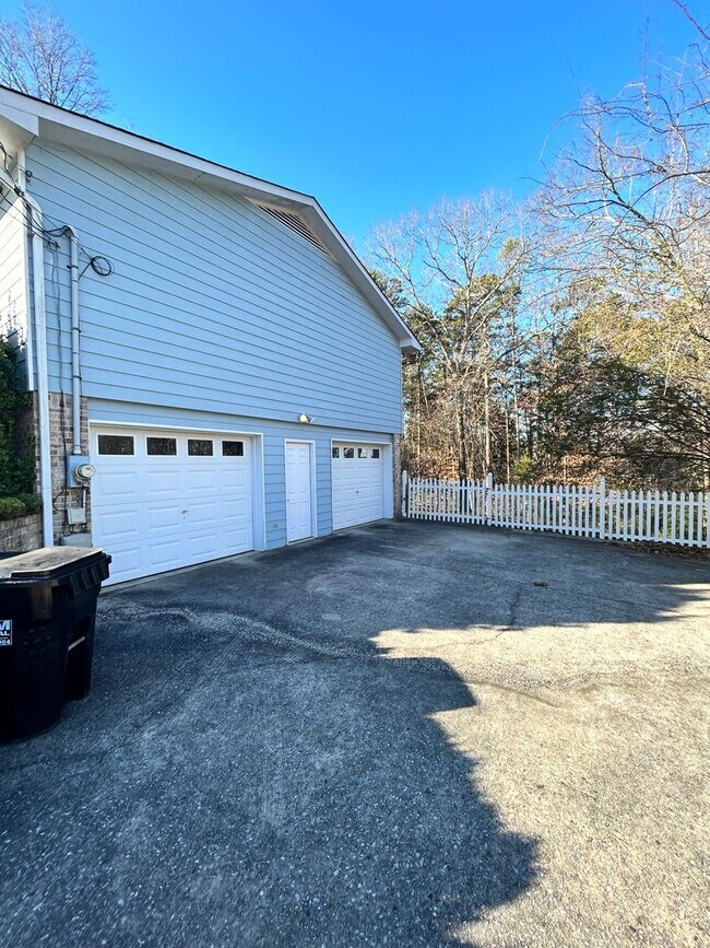 Foto del edificio - 3 Beds, 2 Baths, 2 Car Garage, Fenced Back...