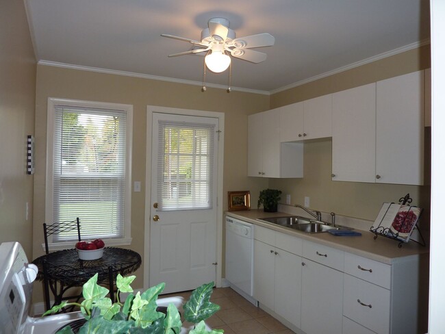 Building Photo - Beautiful 2 Bed 1 Bath in Quiet Area - NO PETS ALLOWED