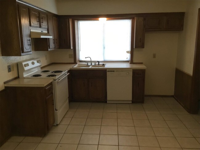 Building Photo - 409 S Greengate Dr