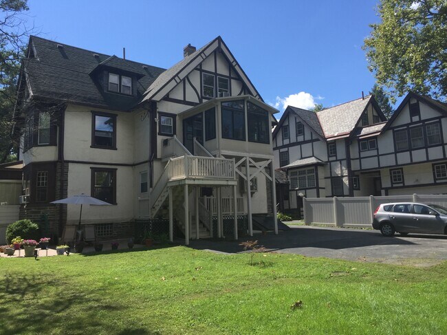 Parte trasera de la propiedad, entrada de inquilinos - 175 N Lansdowne Ave