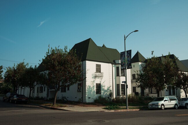 Building Photo - This spacious studio apartment located in the popular Los Feliz neighborhood of Los Angeles is no...