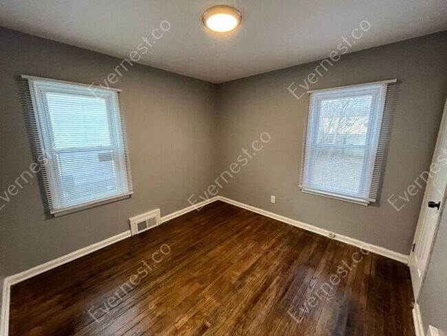 Foto del edificio - 413 E Jarvis Ave