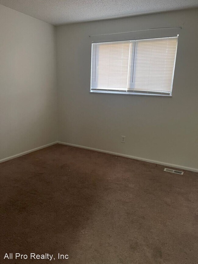 Building Photo - 3 br, 2.5 bath House - 9215 Lowell Blvd