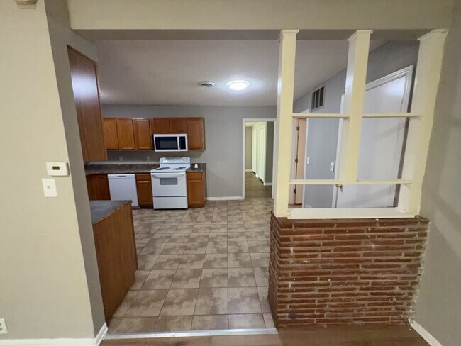 Foto del edificio - 10805 Bennington Ave