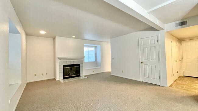 Foto del edificio - 2 Bedroom Condo with 2-Car Garage in Parkside Condominiums by Meadow Park