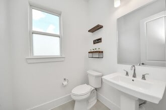 Building Photo - 10235 Forest Lake Dr