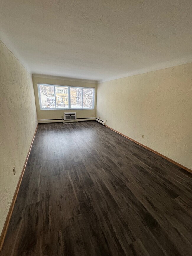 Foto del edificio - 556 Jenks Ave E