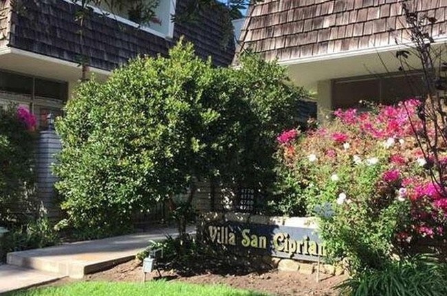 Gated Street Entrance - 4778 La Villa Marina