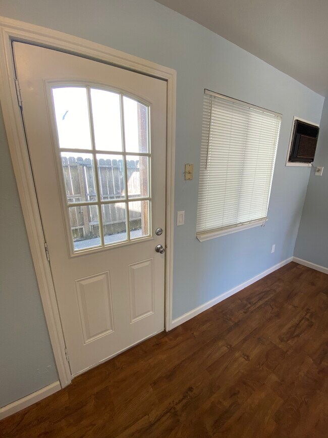 Building Photo - 1727 Elm Ln
