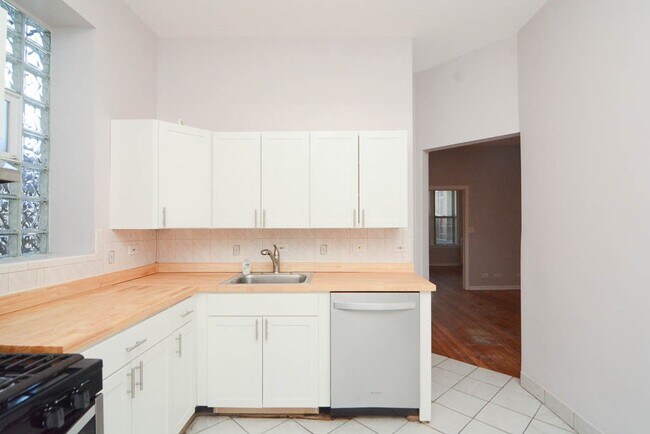 Building Photo - 2216 W Belmont Ave