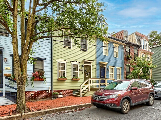Foto del edificio - Beautiful Two Bedroom on Capital St w/parking
