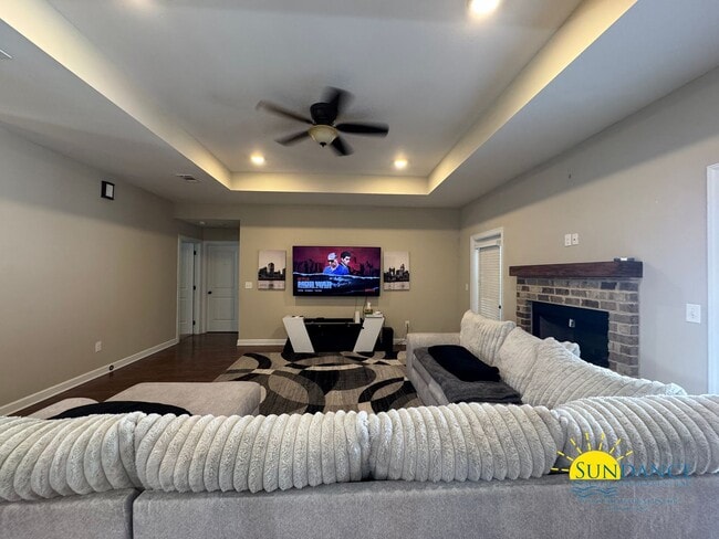 Foto del edificio - Stunning 4 Bedroom Home with Sparkling Pool!