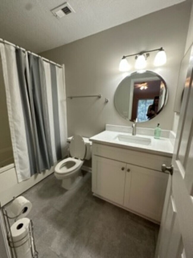Building Photo - Live the Coastal Dream in This Stylishly U...