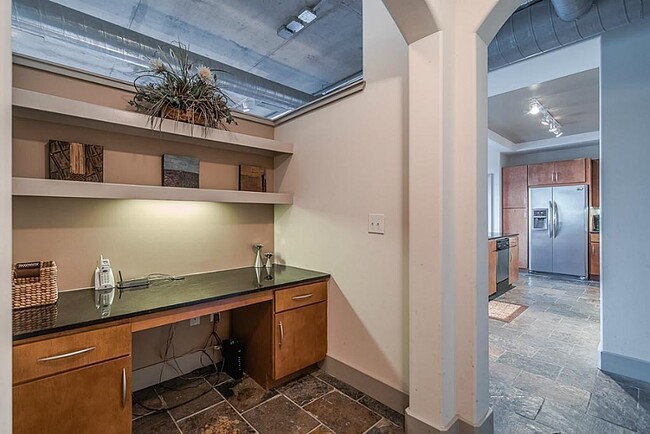 Building Photo - 1901 Post Oak Blvd