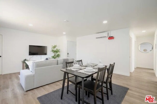 Foto del edificio - 2417 S Budlong Ave
