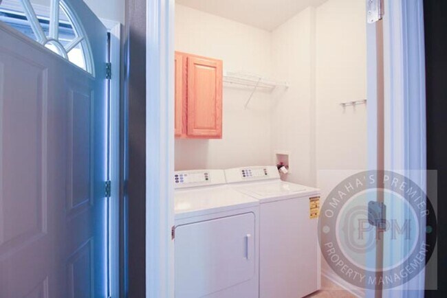 Building Photo - Beautiful and Spacious 4 Bedroom 2.5 Bathr...