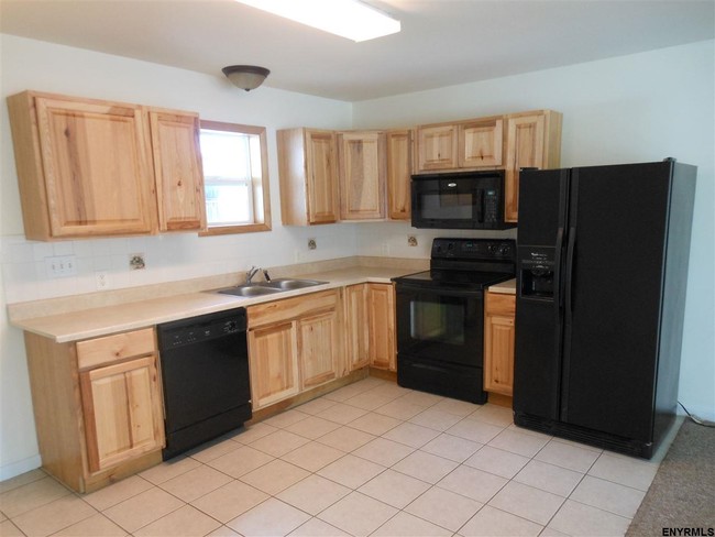Interior Photo - 3021-3025 Aarons Way