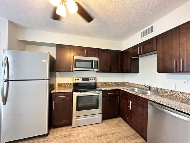 Building Photo - 2 Bedroom 1 Bathroom Available with WD!