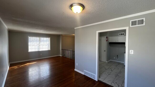 Building Photo - 2547 Courtney Dr