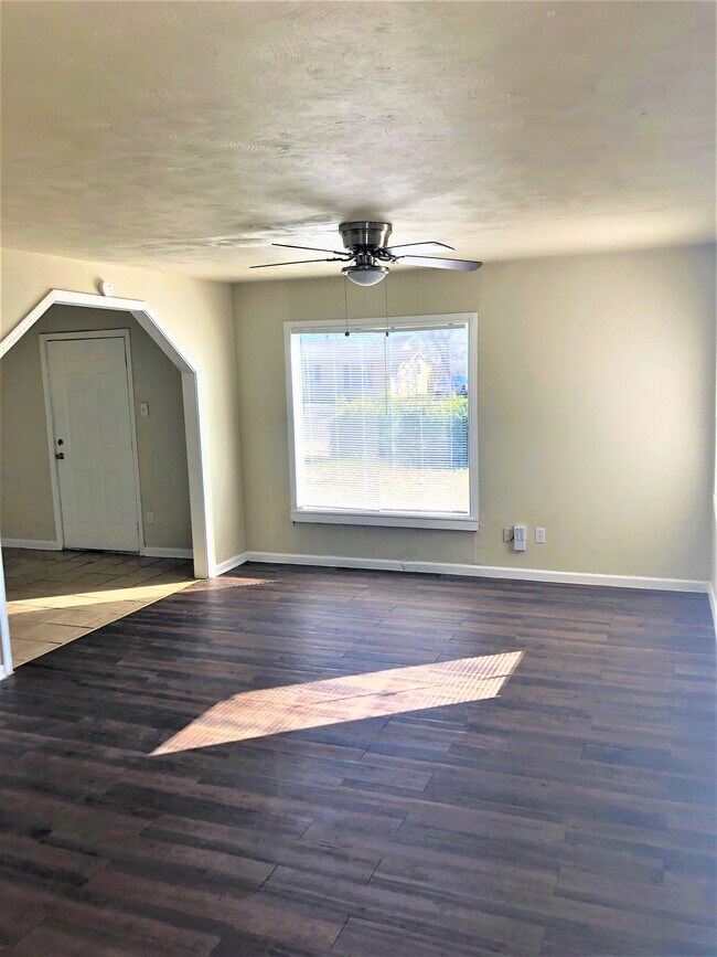 Foto del edificio - 2409 E 7th St