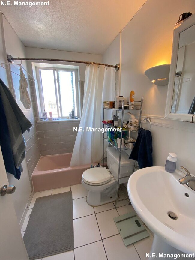 Building Photo - Unbeatable Apt in Convenient Location near...