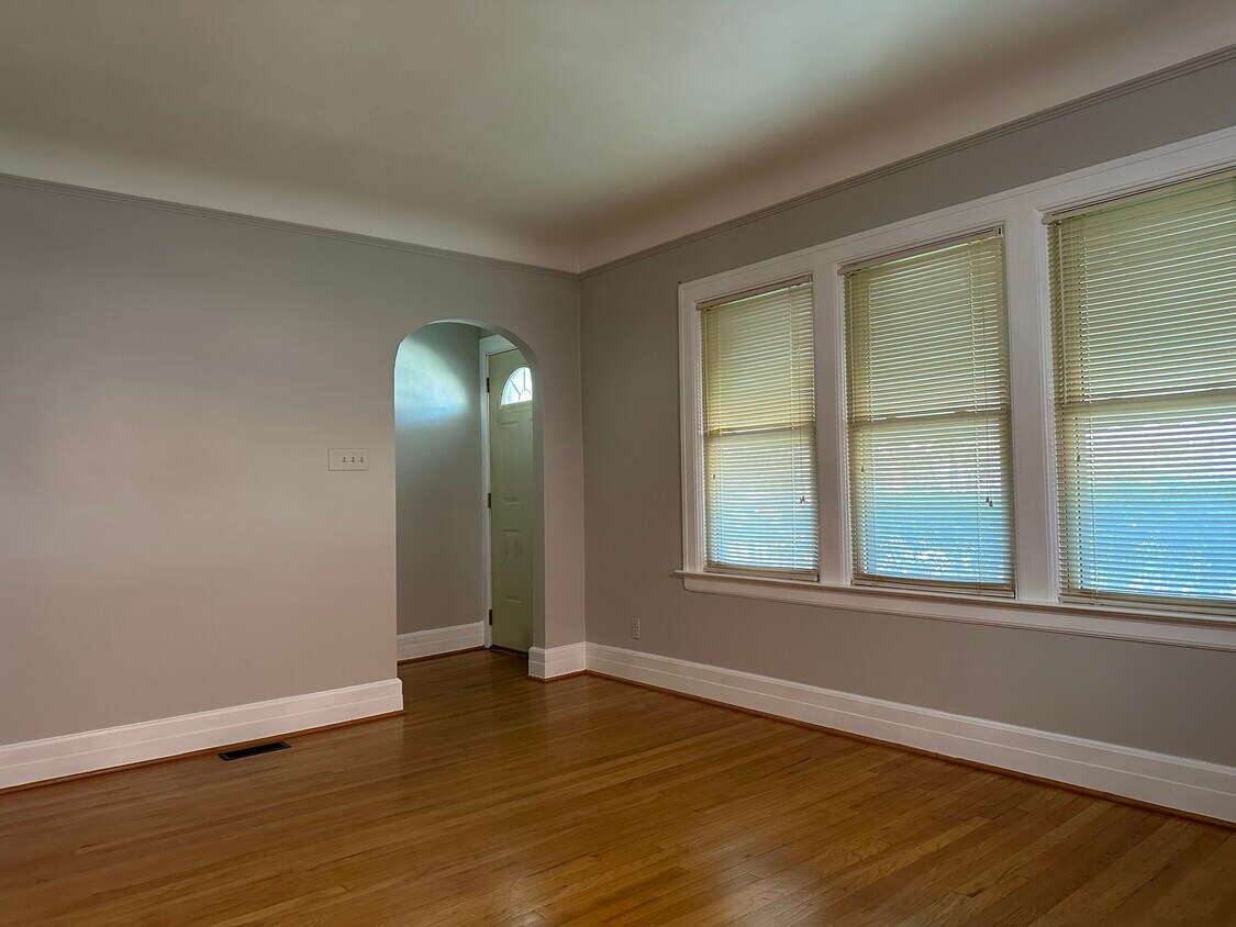 Primary Photo - 1454 Beaconsfield Ave