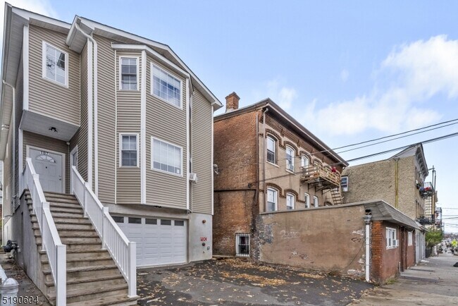 Building Photo - 107 3rd St