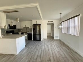 Building Photo - 675 Brittany Park