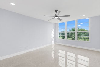 Building Photo - 2901 S Palm Aire Dr