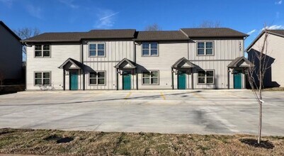 Building Photo - 2508 Villa Dr