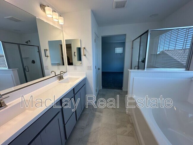 Foto del edificio - 3809 N 100th Dr