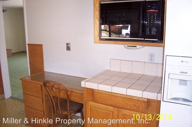 Building Photo - 880 S Clover Ave