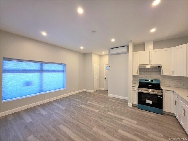 Foto del edificio - 143 Jericho Tpke