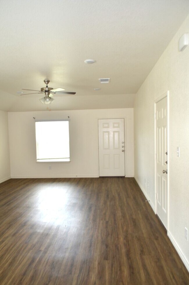 Foto del edificio - 916 Industrial Ave