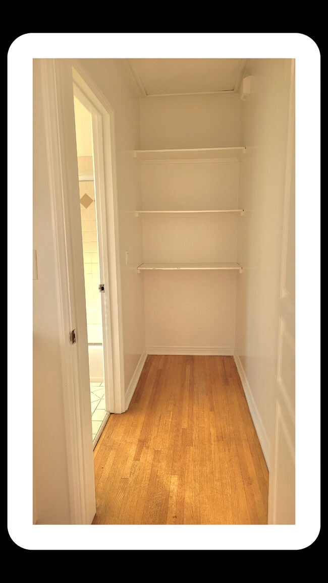 Building Photo - 445 N Doheny Dr