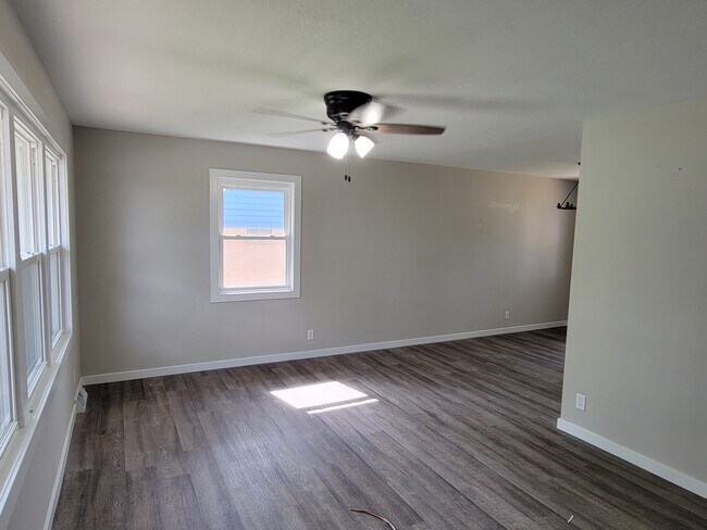 Building Photo - 1208 Watrous Ave