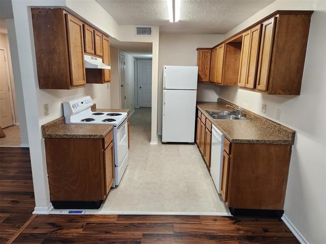 Foto del edificio - 6754 Trail Lake Dr