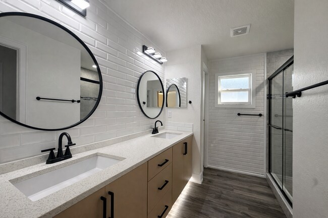 Building Photo - Charming 3-Bed Oasis with Granite Elegance on Pentas Lane!