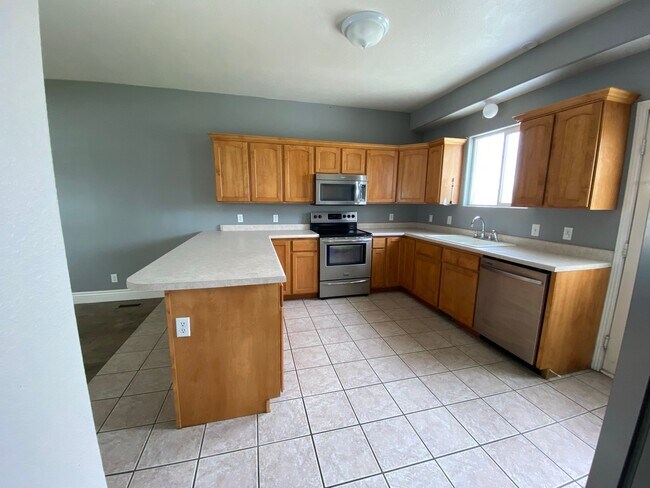 Building Photo - 4169 NW Pinion Cir