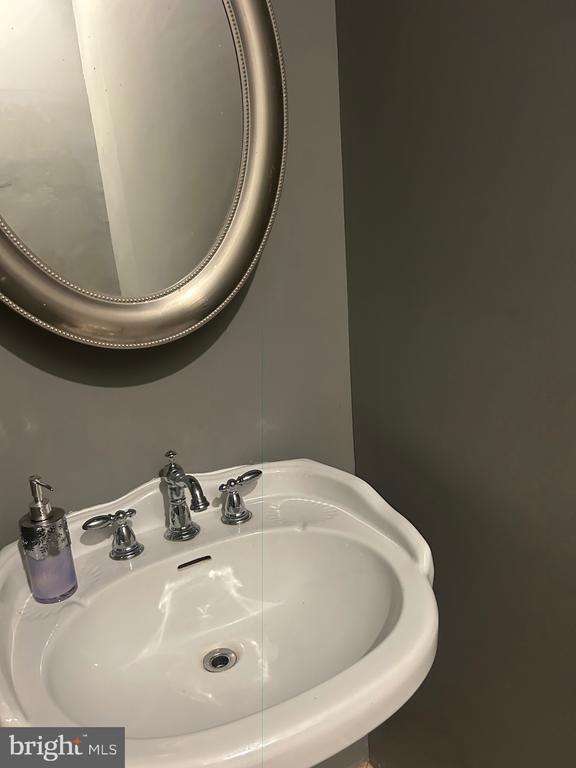 Building Photo - 17 N Main St