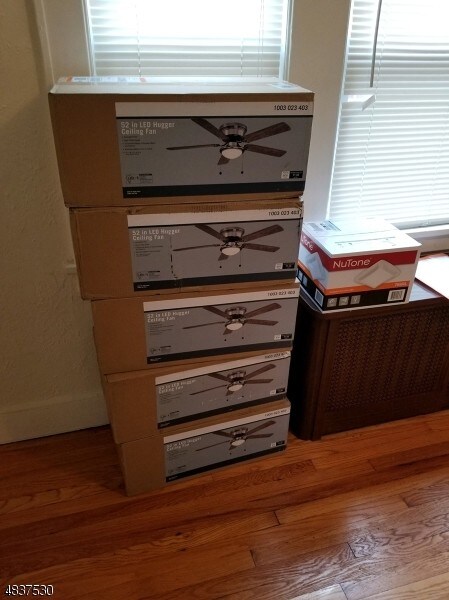 Foto del edificio - 15-27 Parmelee Ave